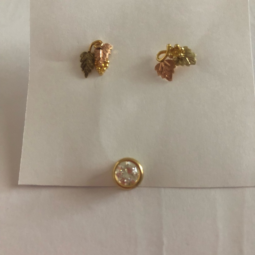 10 k gold earrings and 18 k gold tiny pendant
